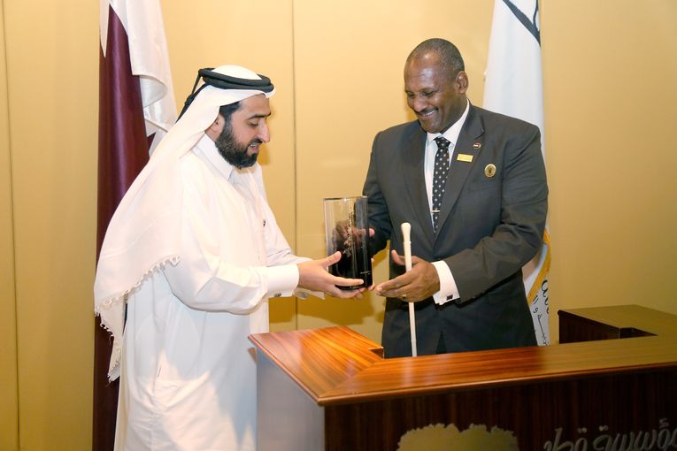 Abdul Rahman Al-Sadiq Al-Mahdi, receives a commemorative gift from Qatar Foundation