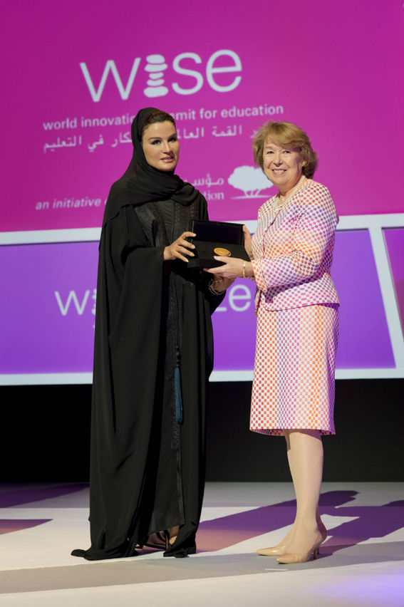 Her Highness Sheikha Moza bint Nasser presents the WISEM Prize for Education to Ms Ann Cotton